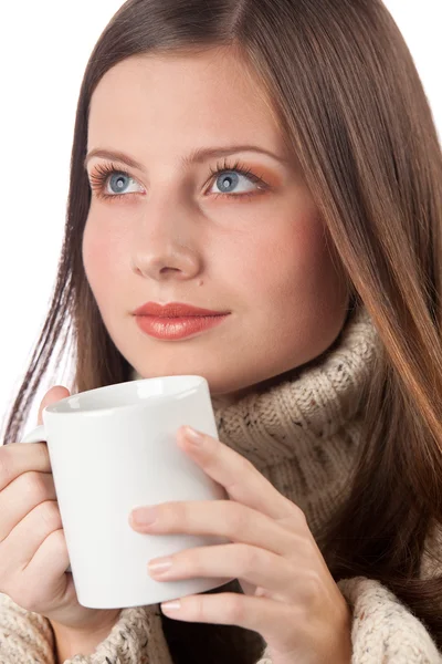 白のタートルネックを着てコーヒーのカップを保持している幸せな女性の冬のポートレート — ストック写真