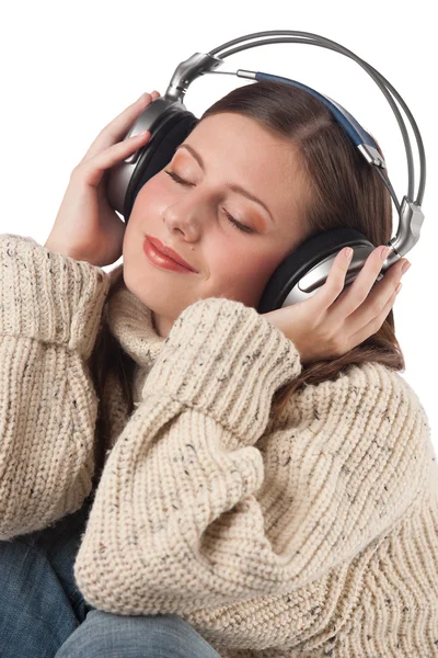 幸福的女人享受音乐用耳机的肖像 — 图库照片