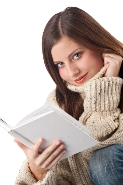 在白色背景上穿高领毛衣的书年轻的幸福女人的肖像 — 图库照片
