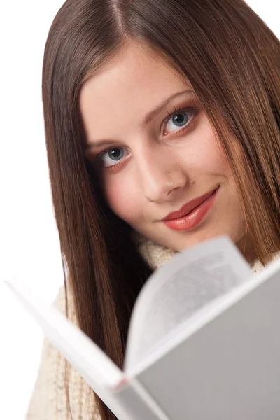 Porträt einer glücklichen jungen Frau mit Buch im Rollkragen — Stockfoto