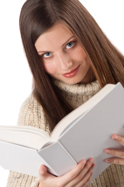 Portrét mladé šťastná žena s knihou na sobě rolák — Stock fotografie