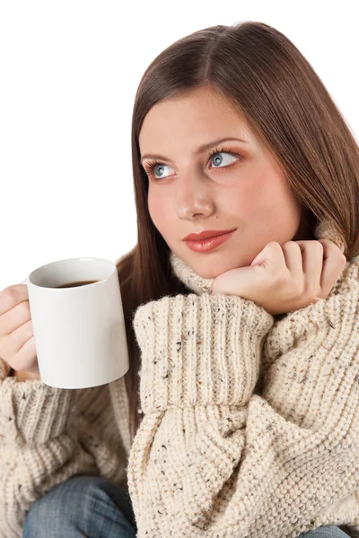 白のタートルネックを着てコーヒーのカップを保持している幸せな女性の冬のポートレート — ストック写真