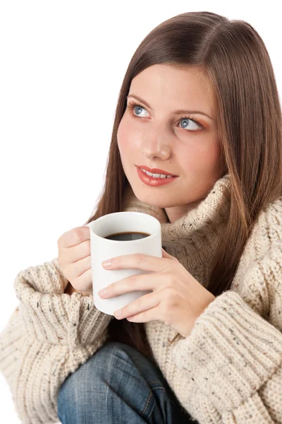 Zima portret szczęśliwy kobieta trzymając kubek kawy — Zdjęcie stockowe