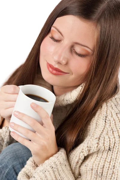 Χειμώνα πορτρέτο της ευτυχισμένη γυναίκα που κρατά το φλιτζάνι του καφέ — Φωτογραφία Αρχείου