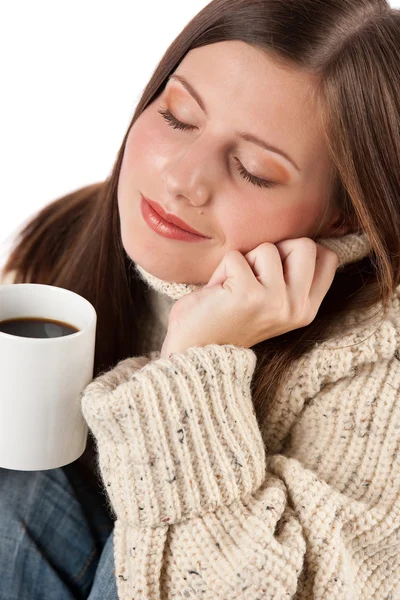 Зимний портрет счастливой женщины с чашкой кофе — стоковое фото