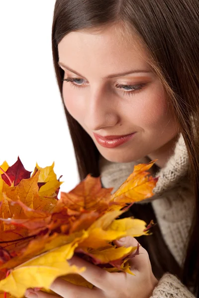 Retrato de otoño de una hermosa mujer con hoja con cuello alto — Foto de Stock