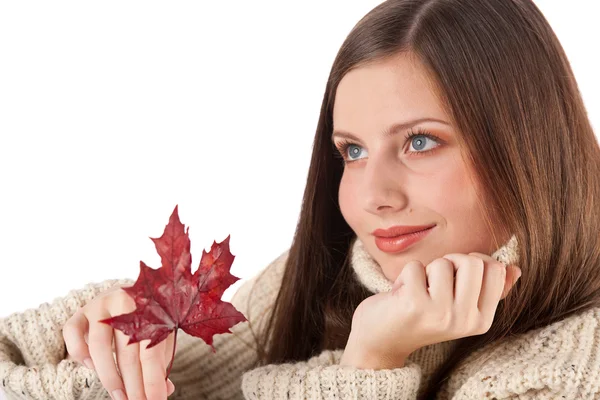 Szép nő visel garbó levél őszi portréja — Stock Fotó