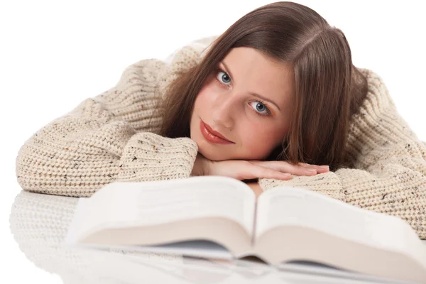 Portrait de jeune femme heureuse avec livre — Photo