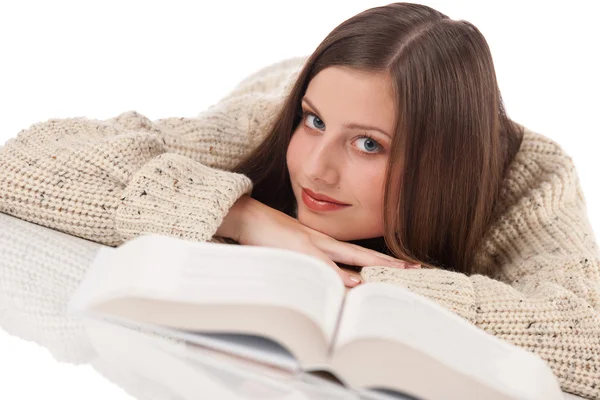 Portré, fiatal boldog nő visel garbó könyv — Stock Fotó