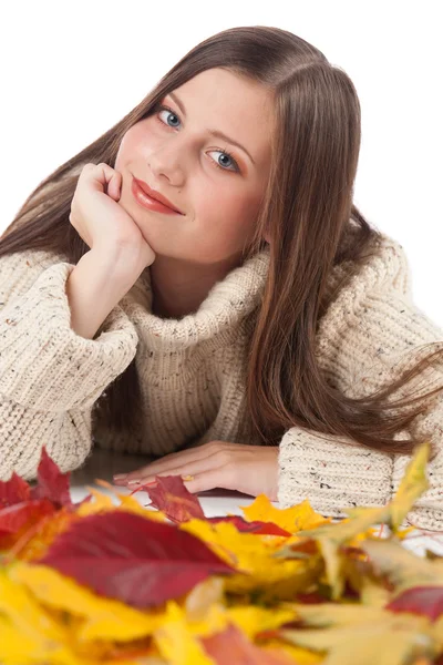 Herbst Porträt der schönen Frau mit Blatt — Stockfoto