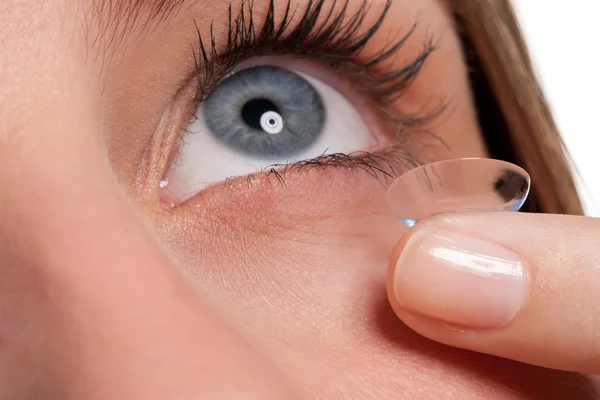 コンタクト レンズのマクロ レンズを適用する青い女性の目のクローズ アップ — ストック写真