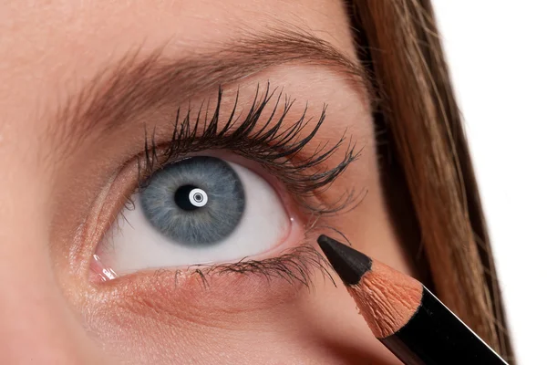 Close Olho Azul Mulher Aplicando Lápis Maquiagem Preto Lente Macro — Fotografia de Stock