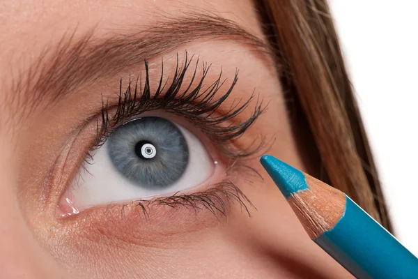 Olho azul, mulher aplicando lápis de maquiagem turqouise — Fotografia de Stock