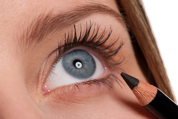 Blauw oog, vrouw toepassing zwarte make-up potlood — Stockfoto