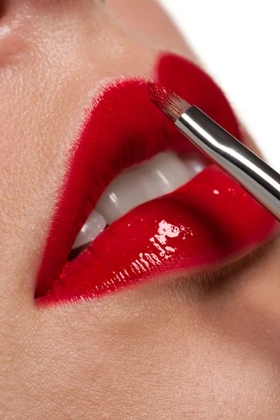 Vrouw Toepassing Van Glanzende Rode Lippenstift Witte Achtergrond Macrolens — Stockfoto