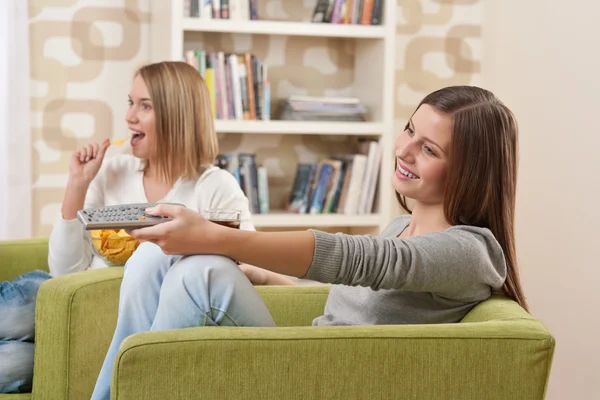 Studenci Dwóch Nastolatek Kobiece Oglądanie Telewizji Jedzenie Chipsów Nowoczesny Salon — Zdjęcie stockowe