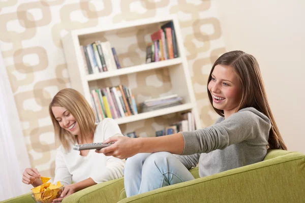 Studenti Due Adolescenti Sorridenti Che Guardano Televisione Nel Salotto Moderno — Foto Stock