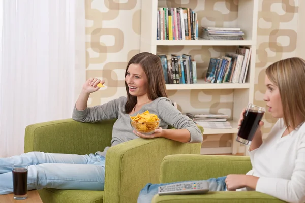 Studenter - två kvinna tonåring tittar på TV — Stockfoto
