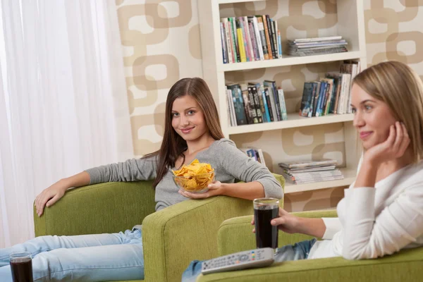 学生-两个女孩子看电视 — 图库照片