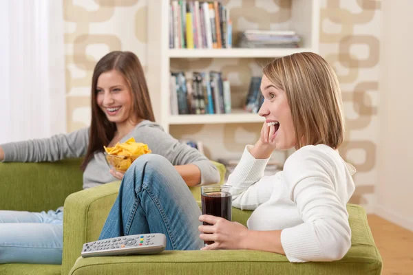 Studenti Due Adolescenti Sorridenti Che Guardano Televisione Insieme Mangiando Patatine — Foto Stock
