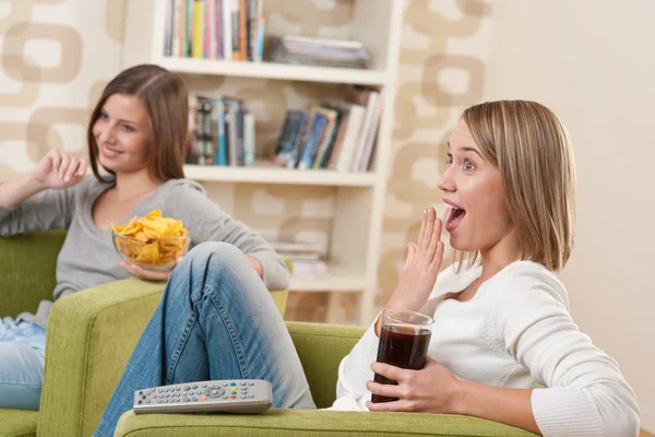 Studenci Dwa Uśmiechnięta Kobieta Nastolatek Razem Oglądanie Telewizji Jedzenie Chipsów — Zdjęcie stockowe