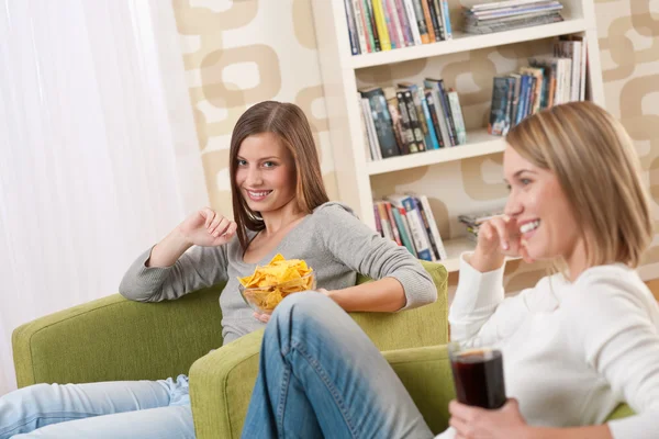 Estudantes - Duas adolescentes assistindo televisão — Fotografia de Stock