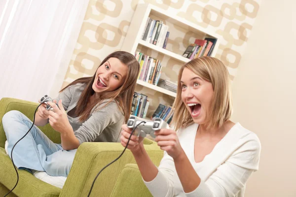 Students Two Female Teenager Playing Video Game Modern Living Room — Stock Photo, Image