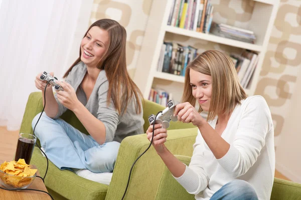 Studenti Dvě Ženský Teenager Hrát Video Hru Moderním Obývacím Pokoji — Stock fotografie