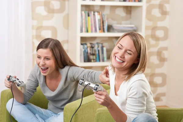 学生-两个女性青少年玩视频电视游戏 — 图库照片