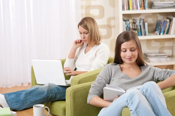 Diákok - a laptop és a könyv két tizenéves lány — Stock Fotó