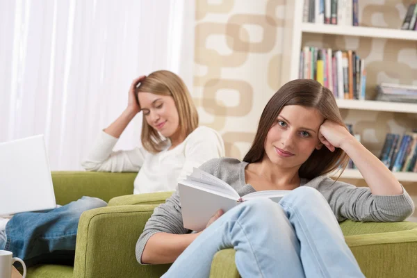 Studenten - twee vrouwelijke tiener studeren in moderne woonkamer — Stockfoto