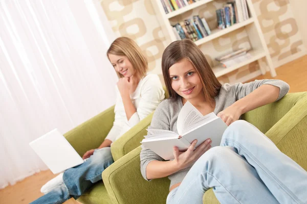 Students - Two female teenager studying — Stock Photo, Image
