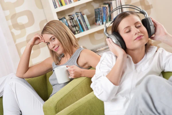 Students - Two female teenager relaxing in lounge — Stock Photo, Image