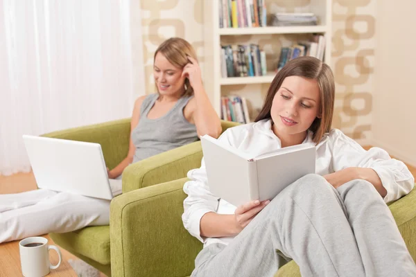 Studenten Twee Vrouwelijke Studenten Studeren Lounge Het Lezen Van Boek — Stockfoto