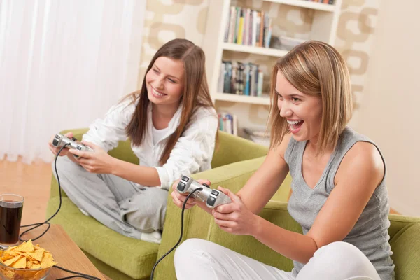Студенти Дві Щасливі Жінки Підлітки Грають Телевізійну Гру Розважаються — стокове фото