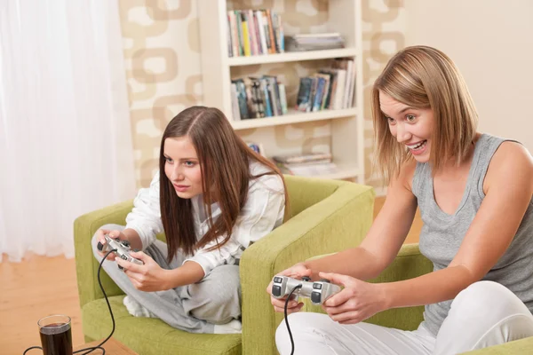 Studenti Dvě Ženský Teenager Hrát Video Hru Moderním Obývacím Pokoji — Stock fotografie