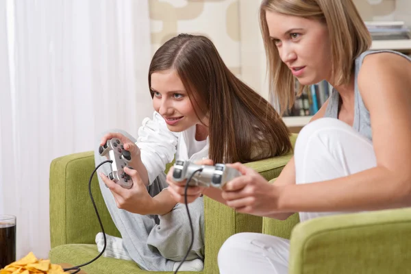 玩视频电视游戏在现代的客厅里的两个女性少年 — 图库照片