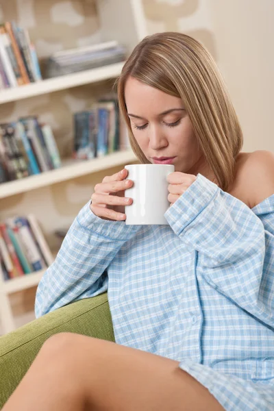 Studenten Weibliche Teenager Schlafanzug Und Mit Einer Tasse Kaffee — Stockfoto