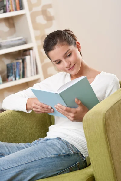 Studenter - lycklig tonåring med boken sitter på fåtölj — Stockfoto