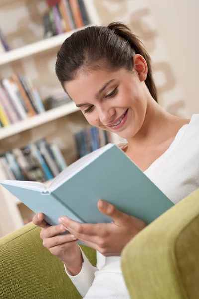 Studenten - glücklicher Teenager mit Buch im Sessel — Stockfoto