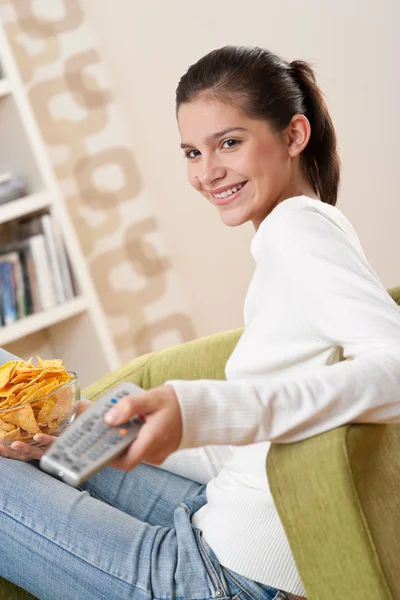 Studenti Usmívající Žena Dospívající Sledují Televizi Obývacím Pokoji — Stock fotografie