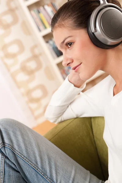 Studenci Szczęśliwa Kobieta Nastolatek Słuchawki Słuchać Muzyki Nowoczesne — Zdjęcie stockowe