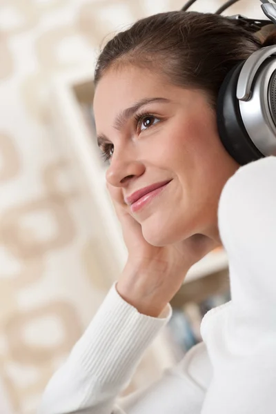 Étudiants - Heureuse adolescente avec écouteurs — Photo