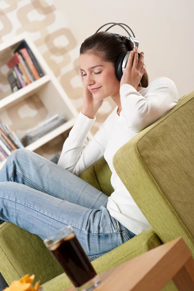Studenter - glad kvinna tonåring med hörlurar — Stockfoto