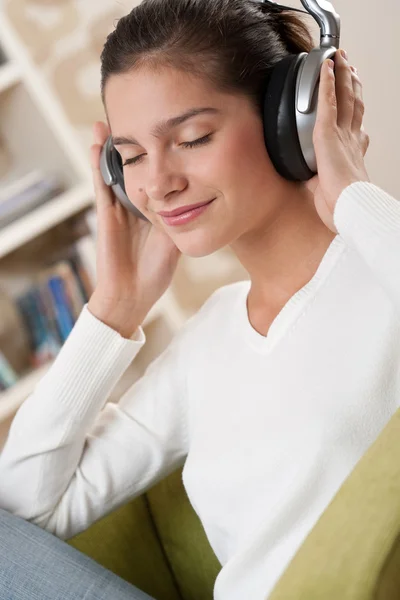 Studenci - szczęśliwa kobieta nastolatek ze słuchawkami — Zdjęcie stockowe