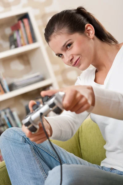 Estudantes - Adolescente do sexo feminino jogando videogame — Fotografia de Stock
