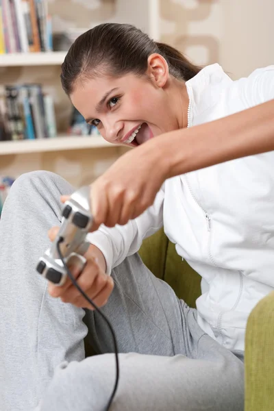 女性青少年玩视频游戏在客厅里举行游戏垫 — 图库照片