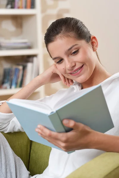 Studenten Weibliche Teenager Lesen Buch Modernen Wohnzimmer — Stockfoto