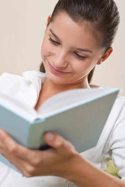 Estudantes Livro Leitura Adolescente Feminino Sala Estar Moderna — Fotografia de Stock