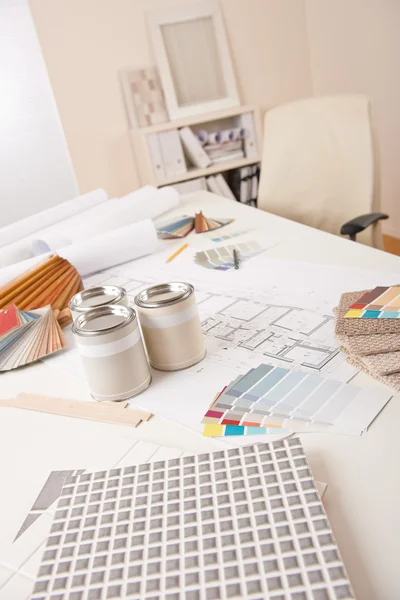 办公室的室内设计师与桌子上的油漆和颜色色板 — 图库照片